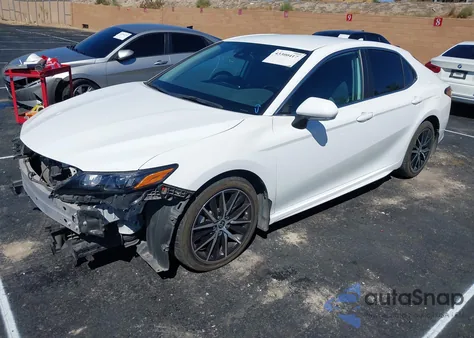 2022 Toyota Camry Se z USA, uszkodzony, nr VIN 4T1G11AK2NU056597